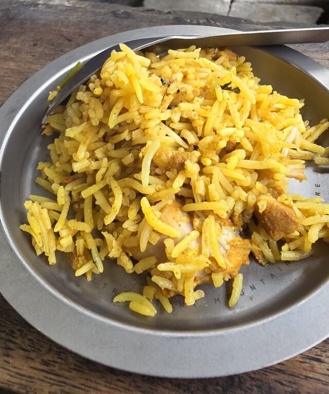 完成したビリヤニがシェラカップに盛られている様子