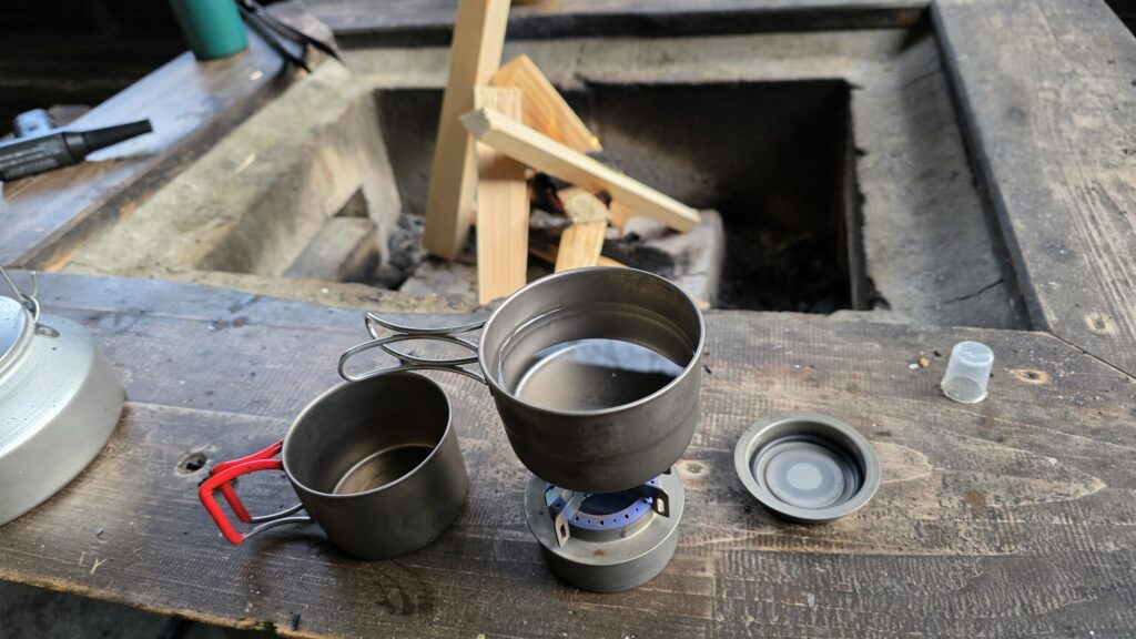 アルコールストーブでお湯を沸かし、コーヒーを入れる様子