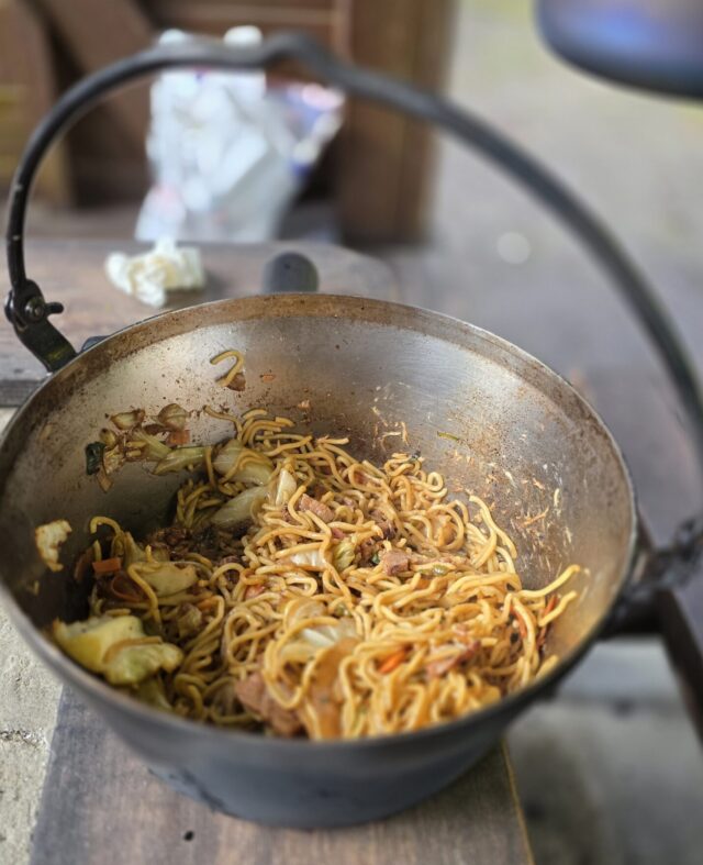 ダッチオーブンの中に焼きそばが入っている様子