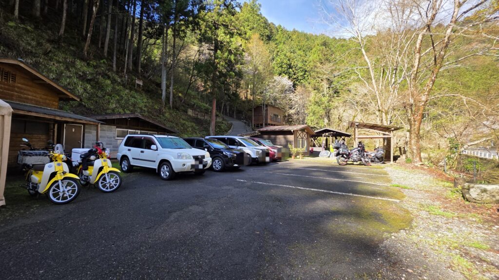 あきる野キャンプ場ウラルビレッジの入り口から奥を見た写真