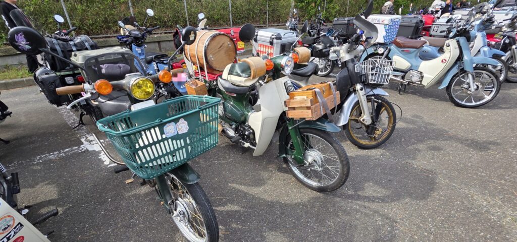 ワイン樽を積んだスーパーカブ