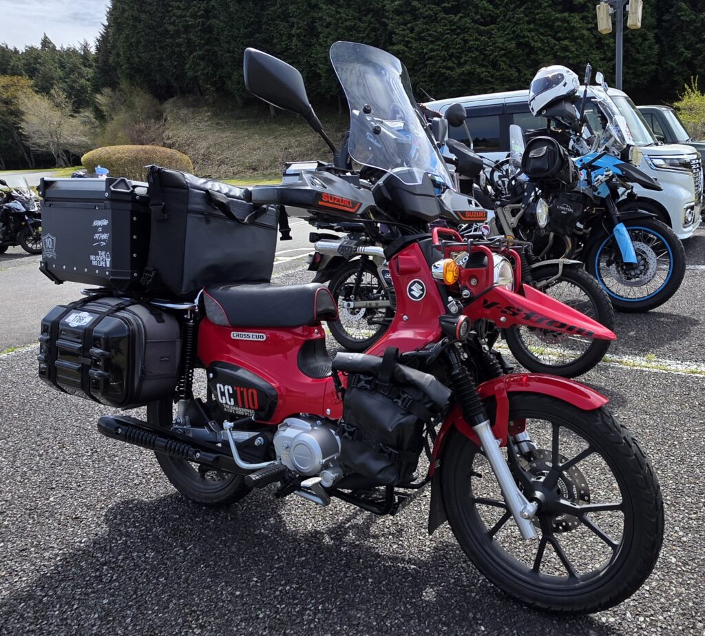 V-STROM仕様の赤いクロスカブが止まっている様子