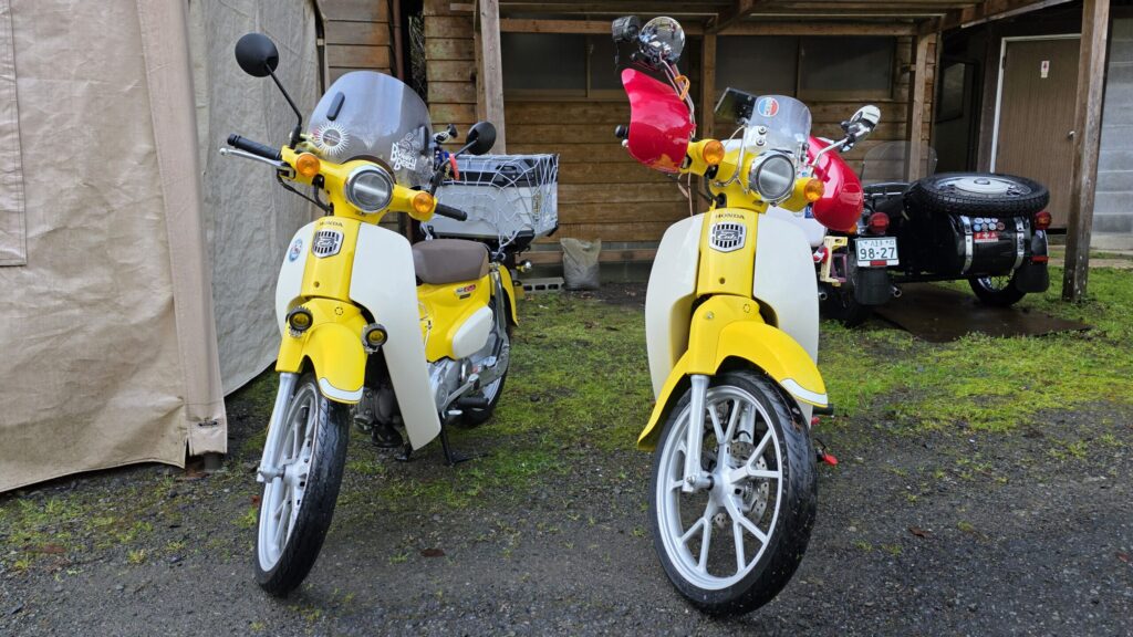 イエローカブ2台。それぞれのカスタムが個性的