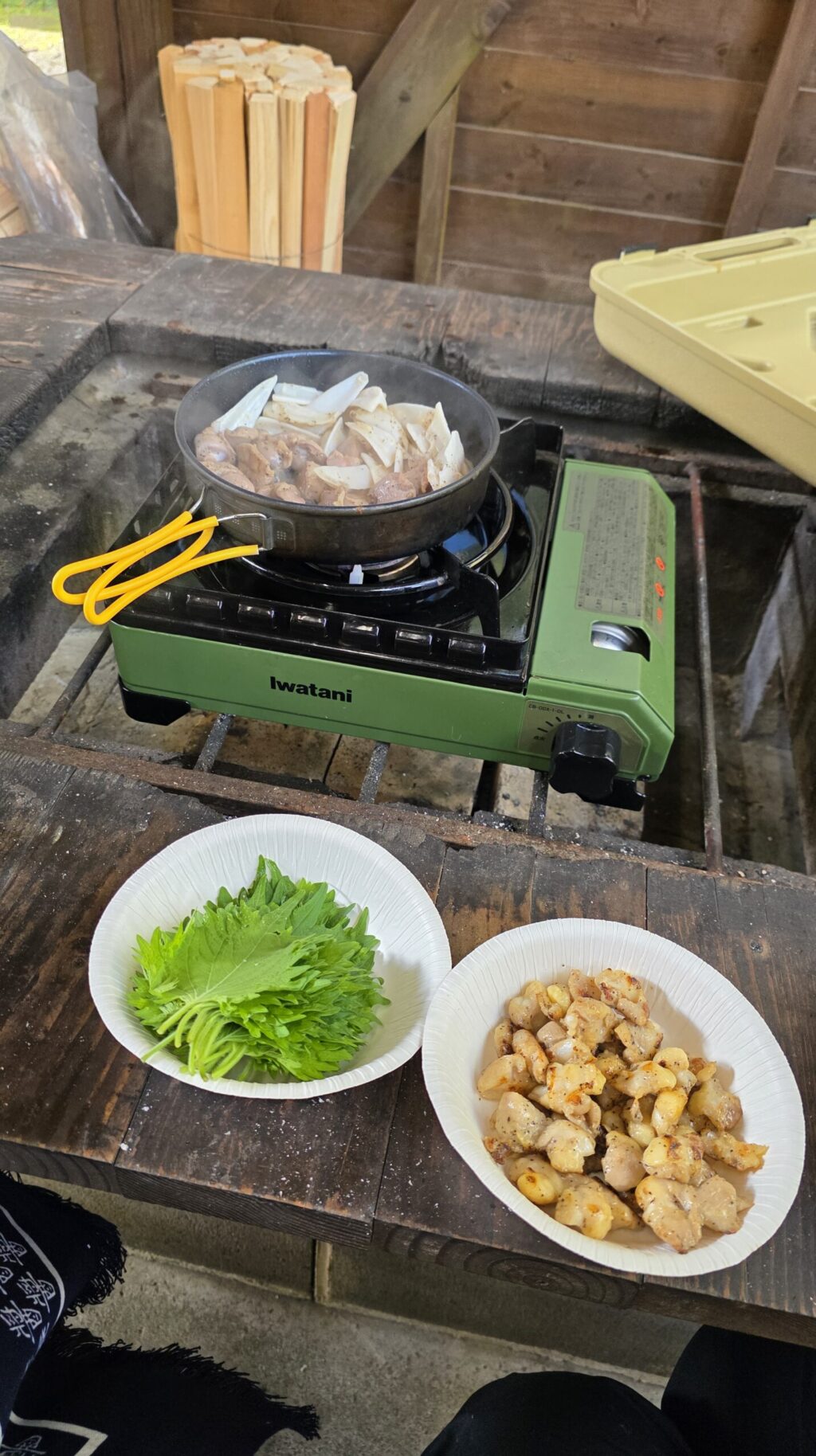 カセットコンロで焼いているヤゲンとテーブルに置いてある軟骨と大葉