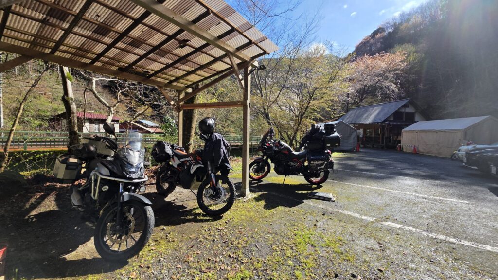 バイク駐輪場に停車しているホンダ400XとKTMアドベンチャー