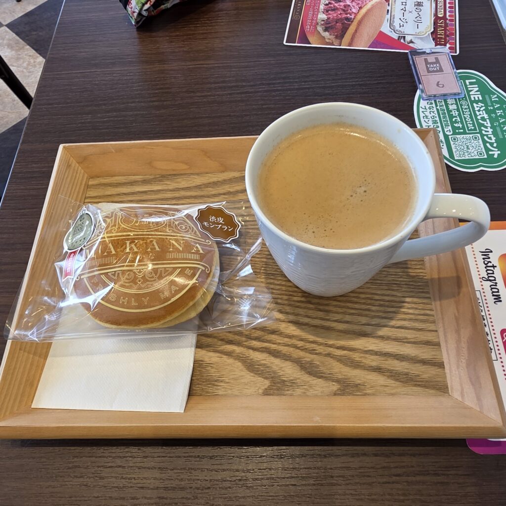 八王子のどら焼き専門店　まかな～万叶～のカフェコーナーで、コーヒーとどら焼きを食べている様子