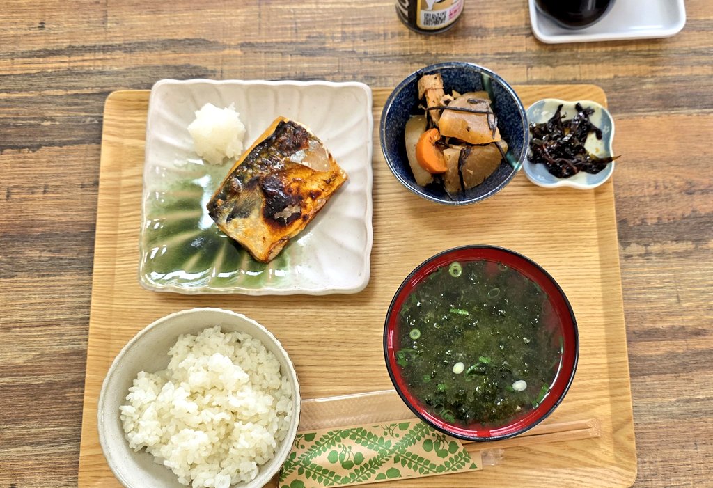 ちがさき丸食堂の朝定食のサバ定食。魚のあらと大根の煮物に、ひじきやわかめの煮物、青さの味噌汁。ごはんは小盛にしてもらった
