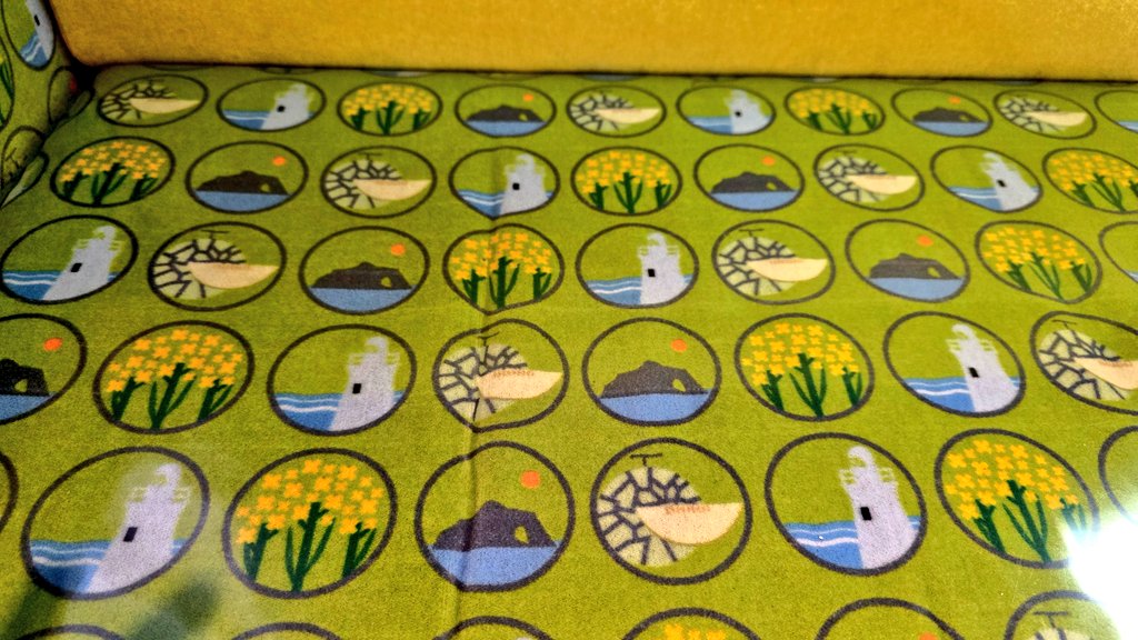 伊勢湾フェリーのシート。伊良湖名物の菜の花や灯台、日出の石門がデザインされている