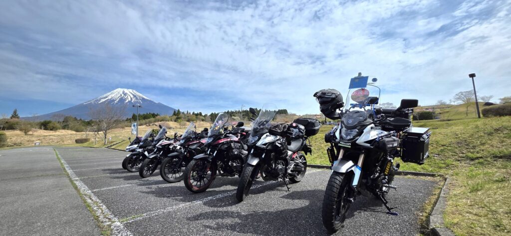 駐車場に並んで停まっているホンダ400Xのバイクたち