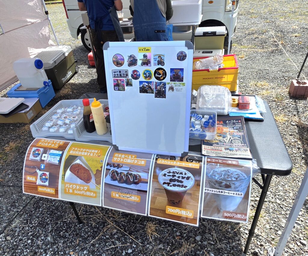 キッチンブースのバイク焼きやコーヒーを売っているお店の様子