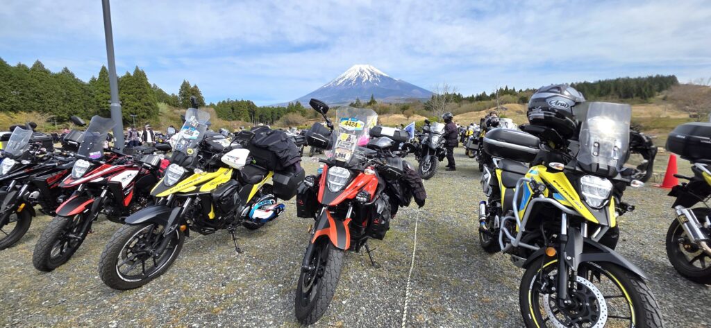 富士山をバックに並ぶV-STROM達