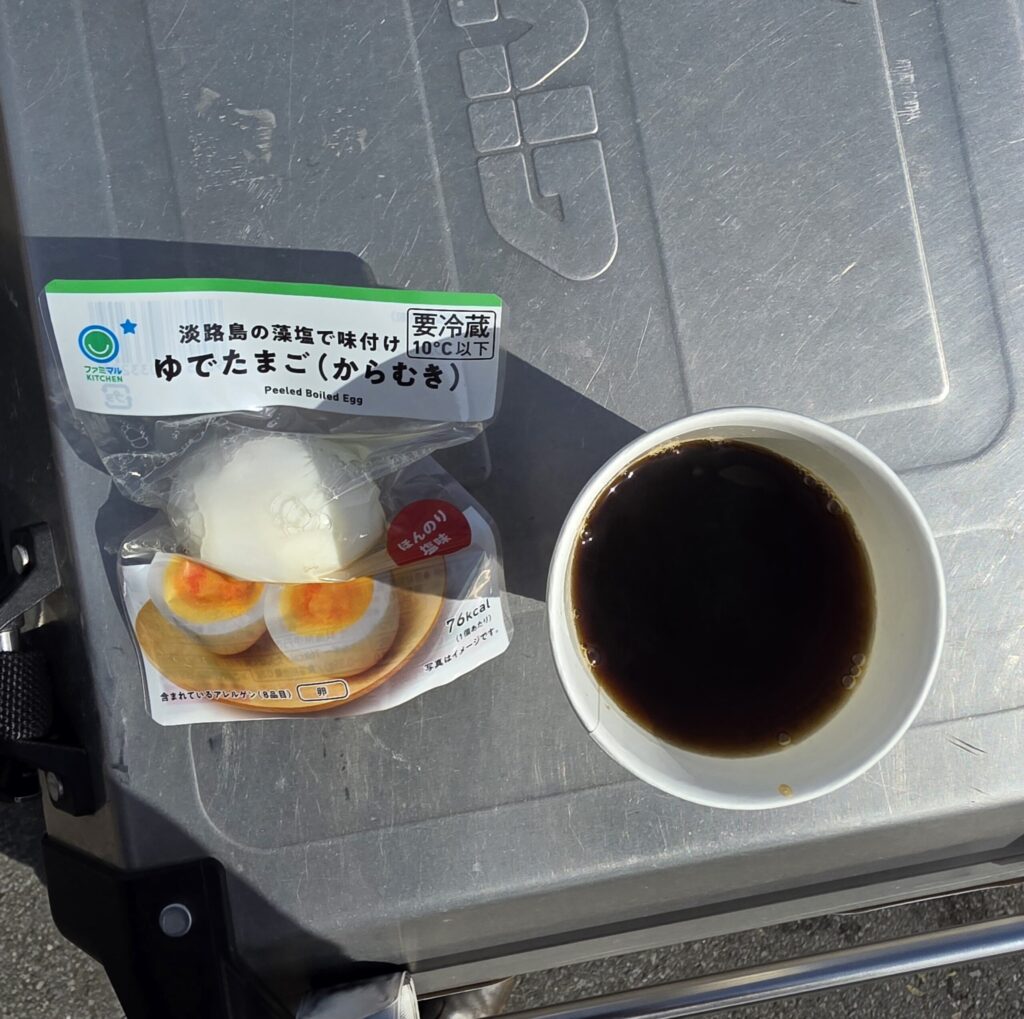 山北町のファミリーマートでコーヒーとゆで卵を食べながら休憩している様子
