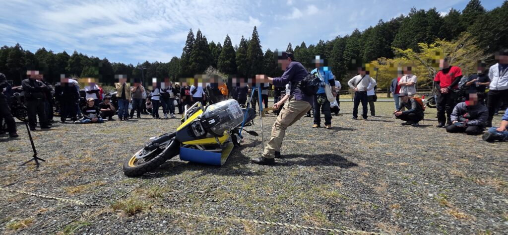 V-STROM1050を引き起こしている様子をみんなで見学している様子