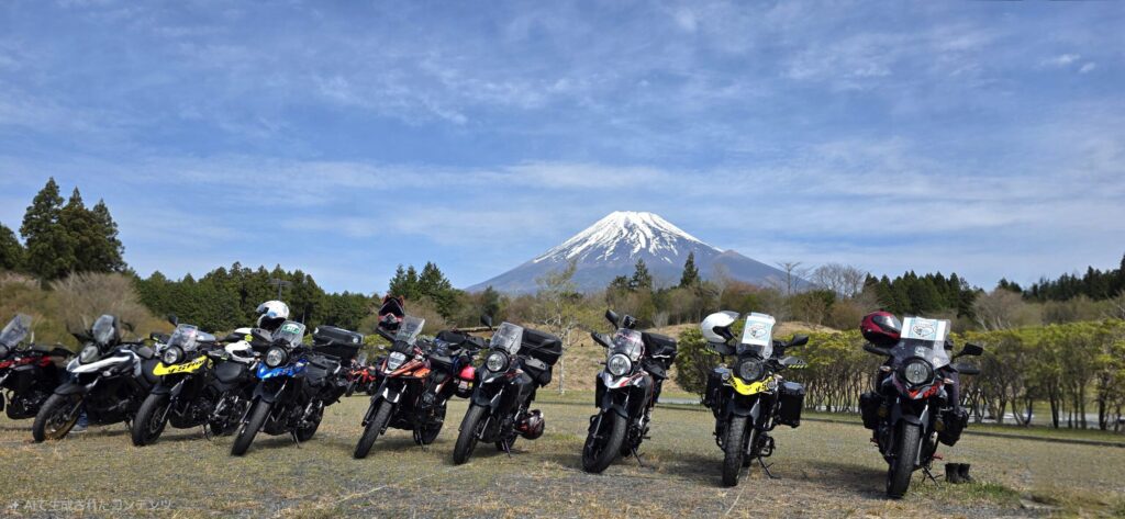 V-STROM女子部のバイクが富士山の前に並んだ様子