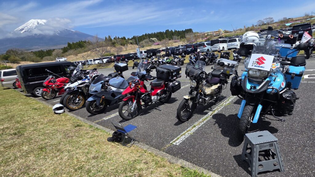 偽V-STROMが駐車場に並んで停まっている様子