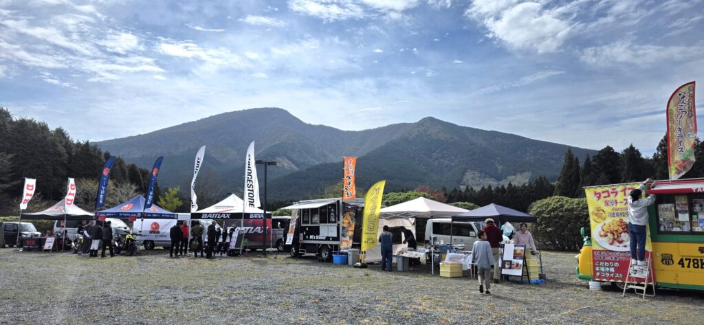 V-STROMミーティング会場のキッチンカーやメーカーのブースが並んでいる様子