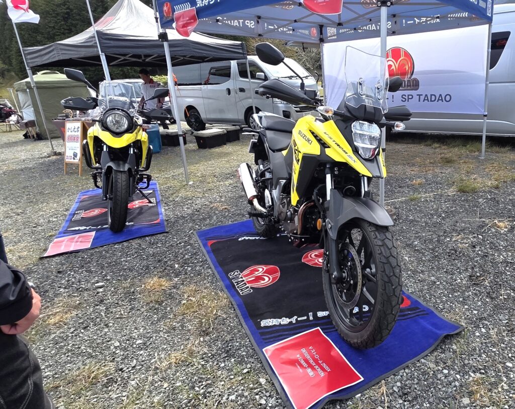 SP忠男のマフラーでカスタムされたV-STROM‐SXとV-STROM250