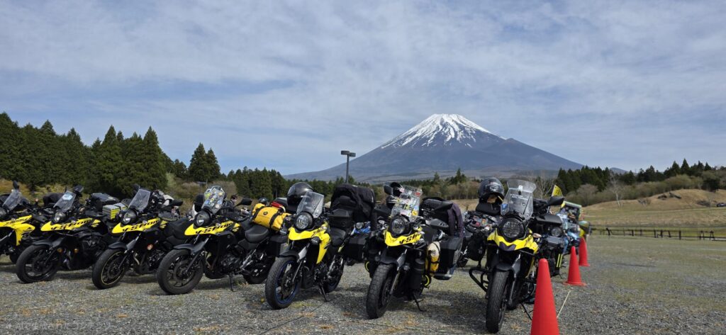 富士山をバックに並ぶ黄色のV-STROM250