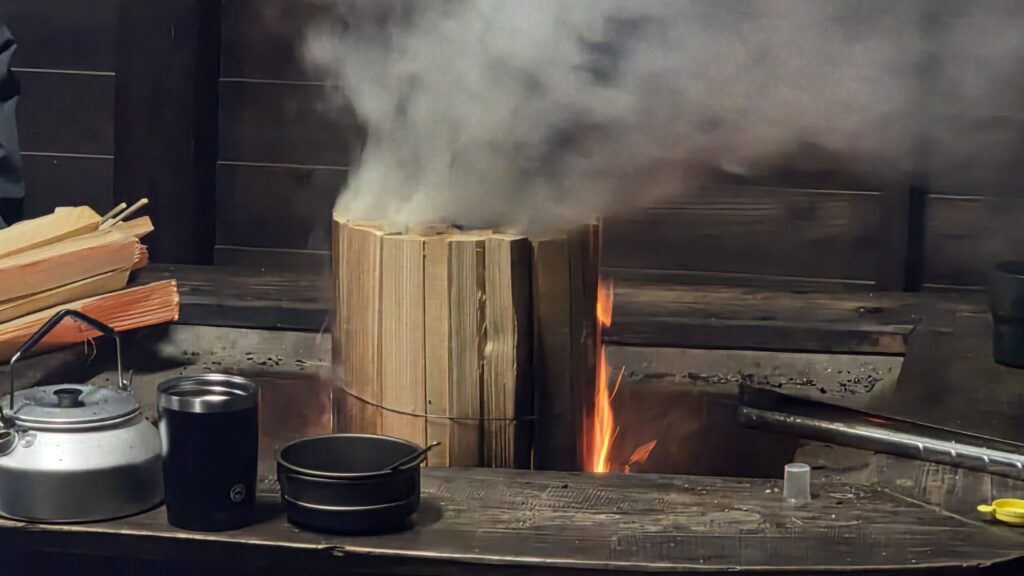 薪の塊でつくるなんちゃってスウェーデントーチが燃えている様子