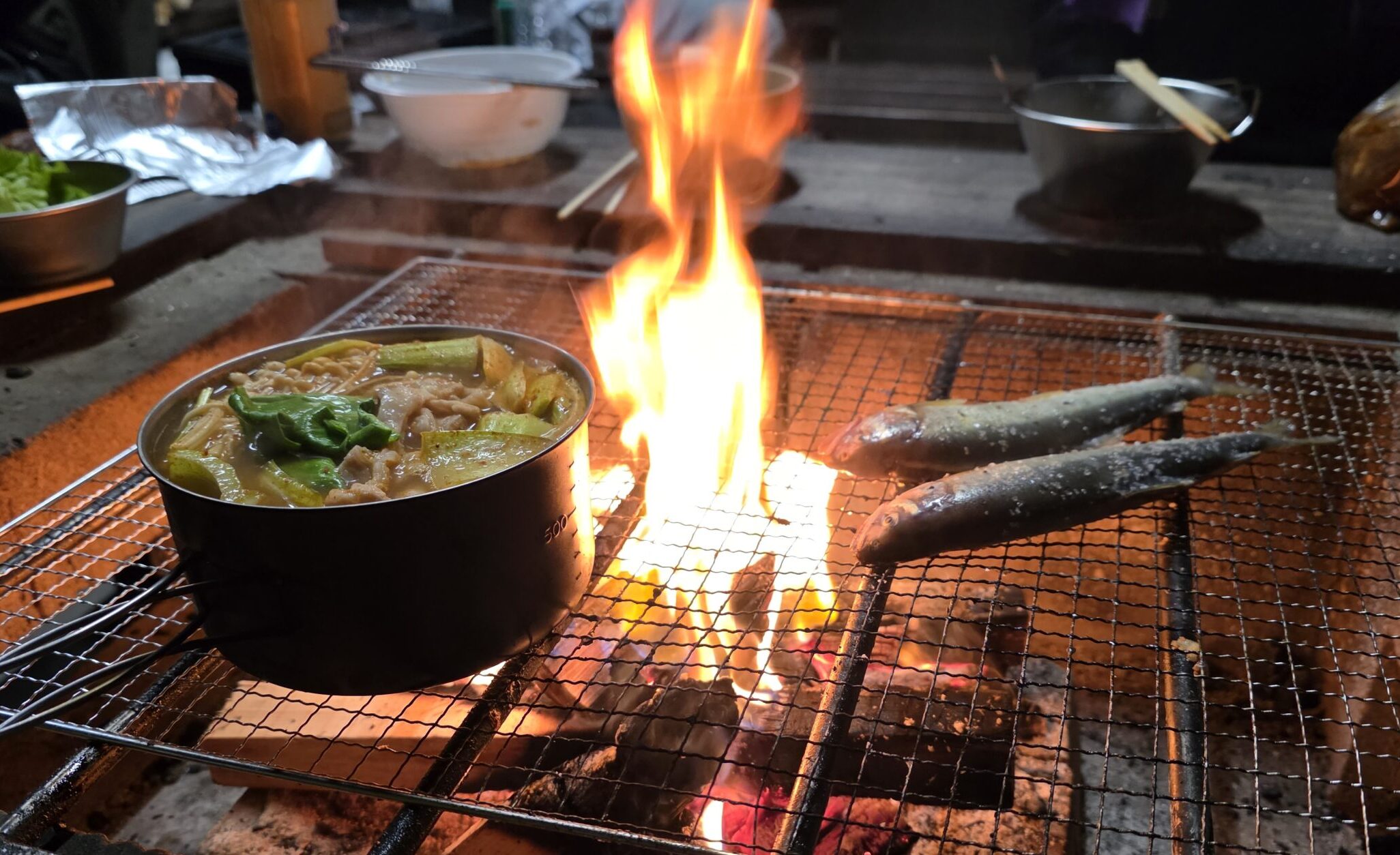 炭火の上でじっくり焼かれている鮎