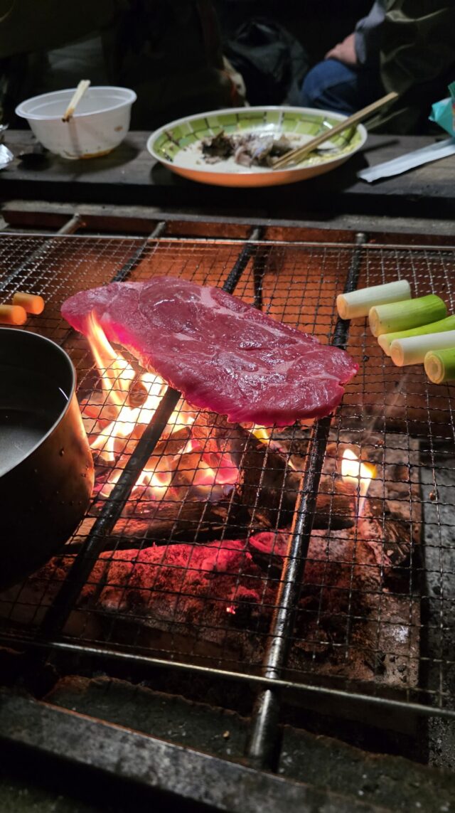 大きなサーロインを炭火で焼いている様子