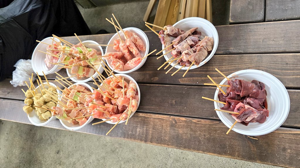 キャンプ場で焼き鳥の準備が既に終わっている様子