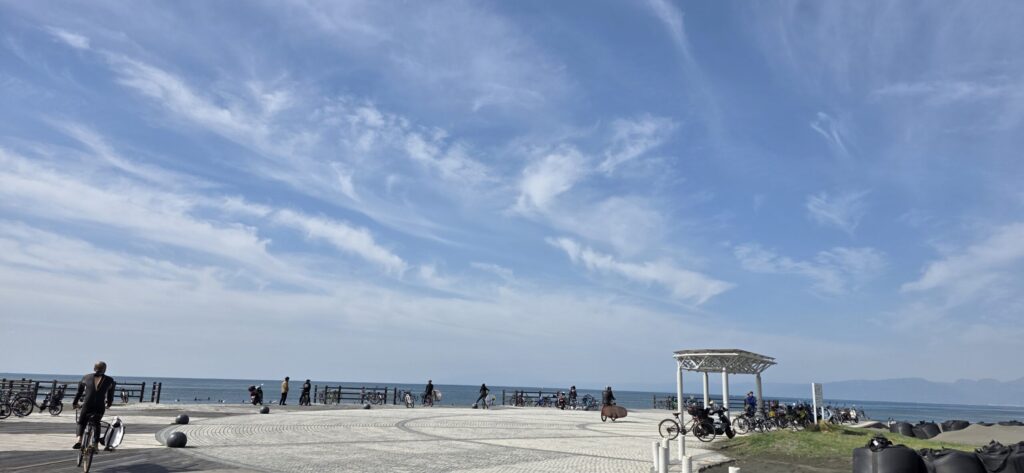 青空が広がる茅ヶ崎海岸の様子