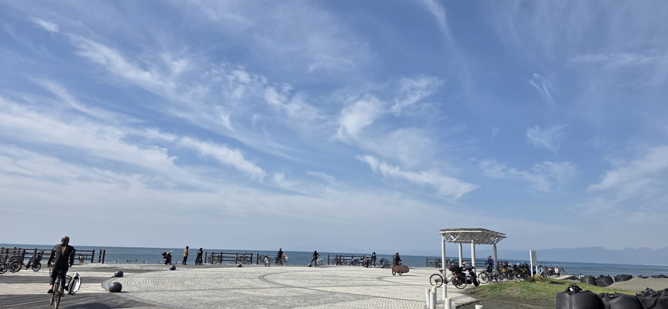 青空が広がる茅ヶ崎海岸の様子