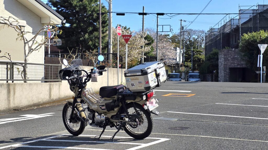 コンビニの駐車場に停まるハンターカブ
