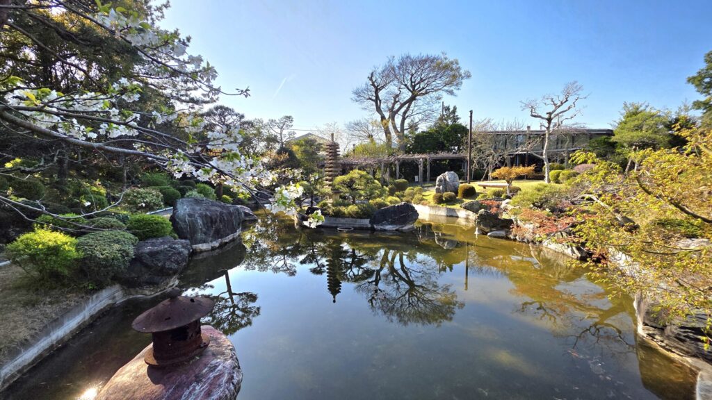 吉田茂記念館の庭園。
立派な日本庭園が広がっていました。