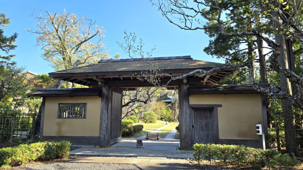 吉田茂邸の立派な入り口の門