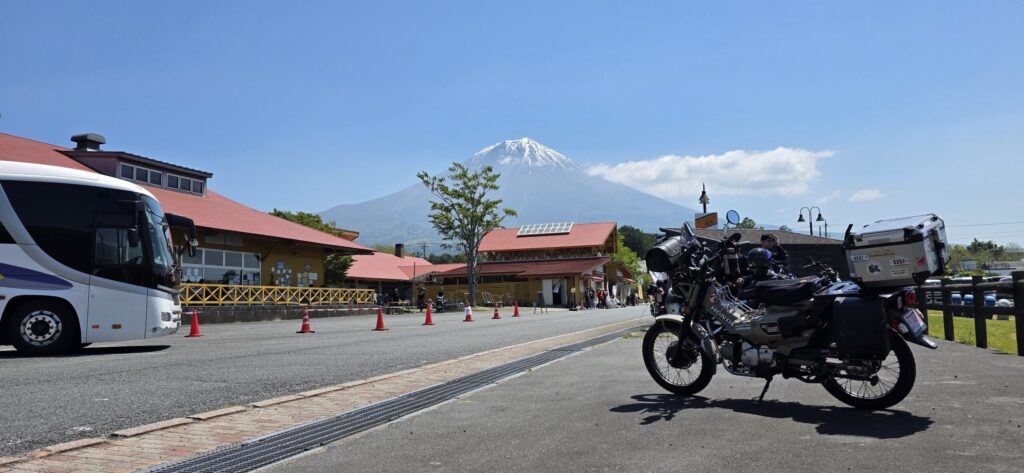 静岡県富士宮市にある「富士ミルクランド」から見える富士山と駐輪場に停まったハンターカブ