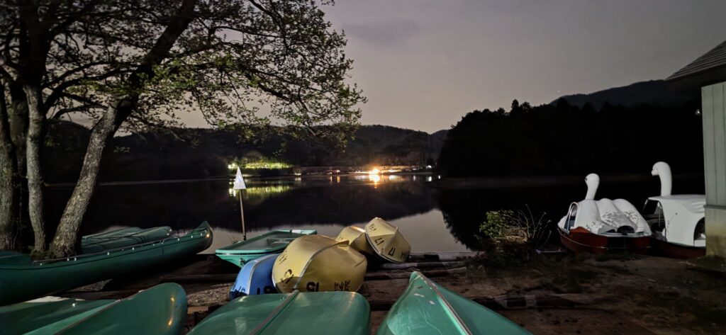 長野県青木湖キャンプ場から見る夜の青木湖畔の景色