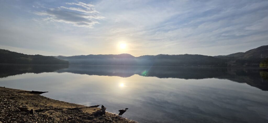 長野青木湖キャンプ場。青木湖から昇る朝日の風景