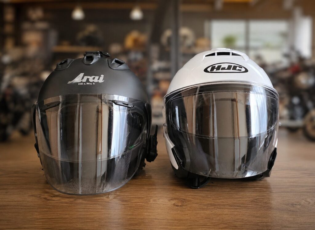 Arai VZ-Ram PLUS黒とHJC i31白を前から比較したサイズ比較写真