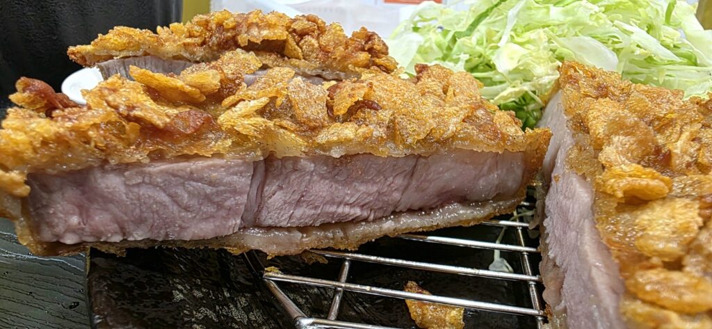 山梨県甲府市豚屋巣窟の豚唐揚げの分厚い豚肉の断面の様子