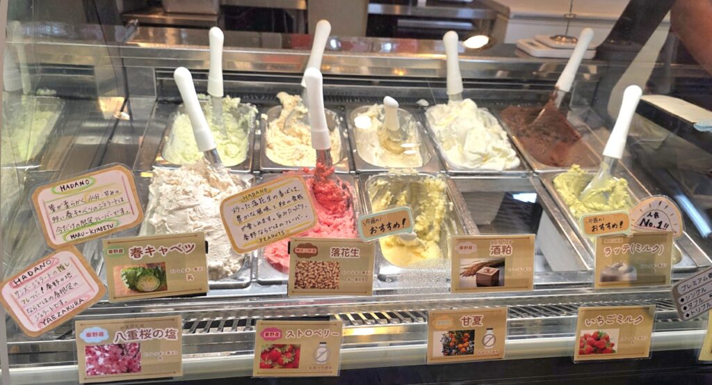 秦野JA直売所じばさんずの一角にあるsun's-Gelatoの店内のショーケースの様子。