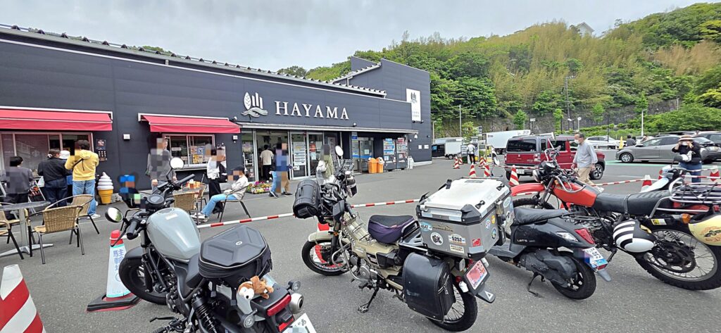 葉山ステーションの外観とバイク駐輪場のハンターカブの様子