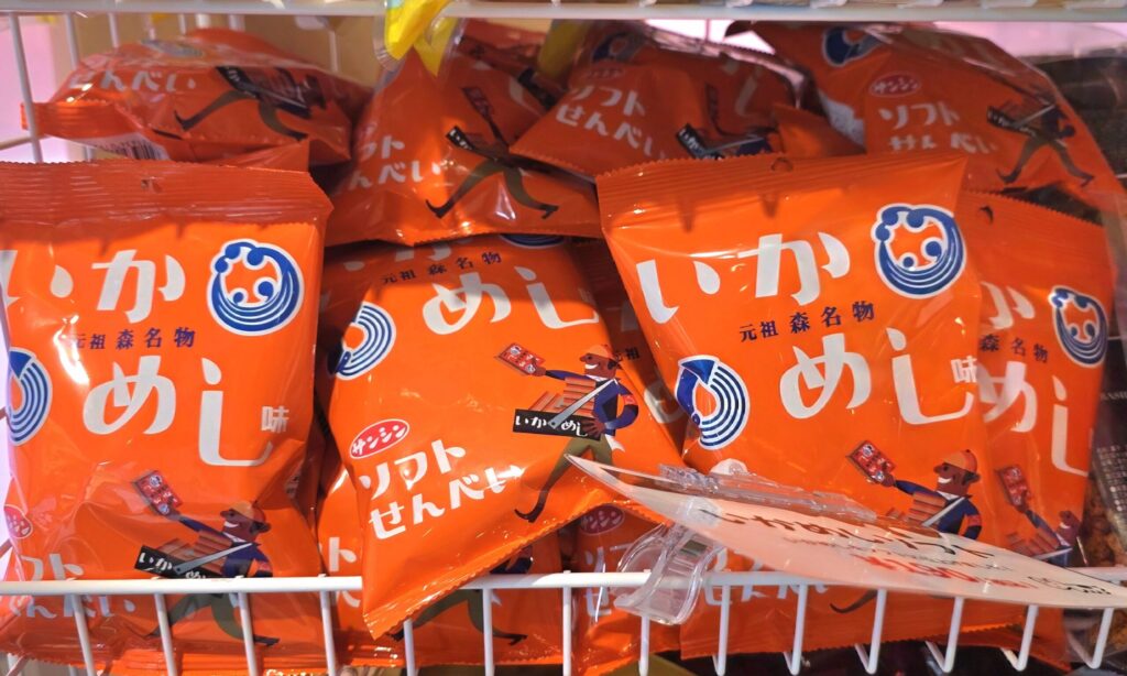 「たぶん…世界一小さいチョコレート工場」の店内でうられているおせんべい「いかめし」
