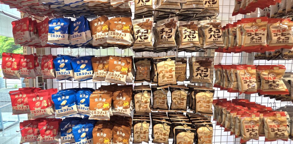 葉山「たぶん…世界一小さいチョコレート工場」の店内で売られている商品の様子