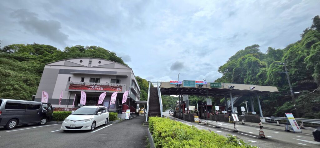 葉山、「たぶん…世界一小さいチョコレート工場　」葉山直売店の外観。建物の横には逗葉新道の料金所が見える