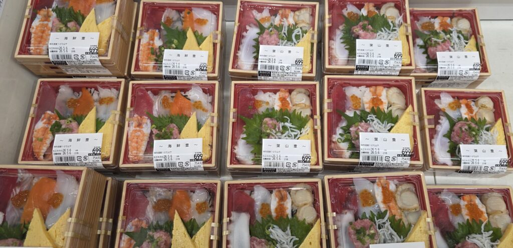 葉山スズキヤのお弁当が並んでいる様子