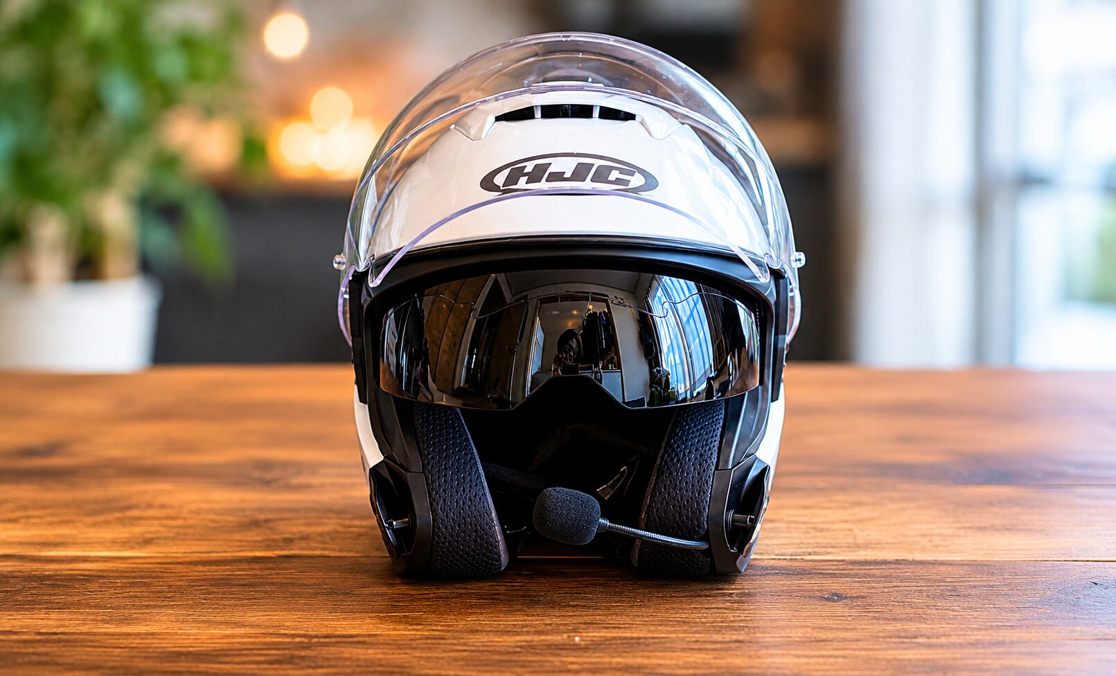 HJC i31 ホワイト シールド開放時の正面ビュー。インナーバイザー搭載ジェットヘルメット