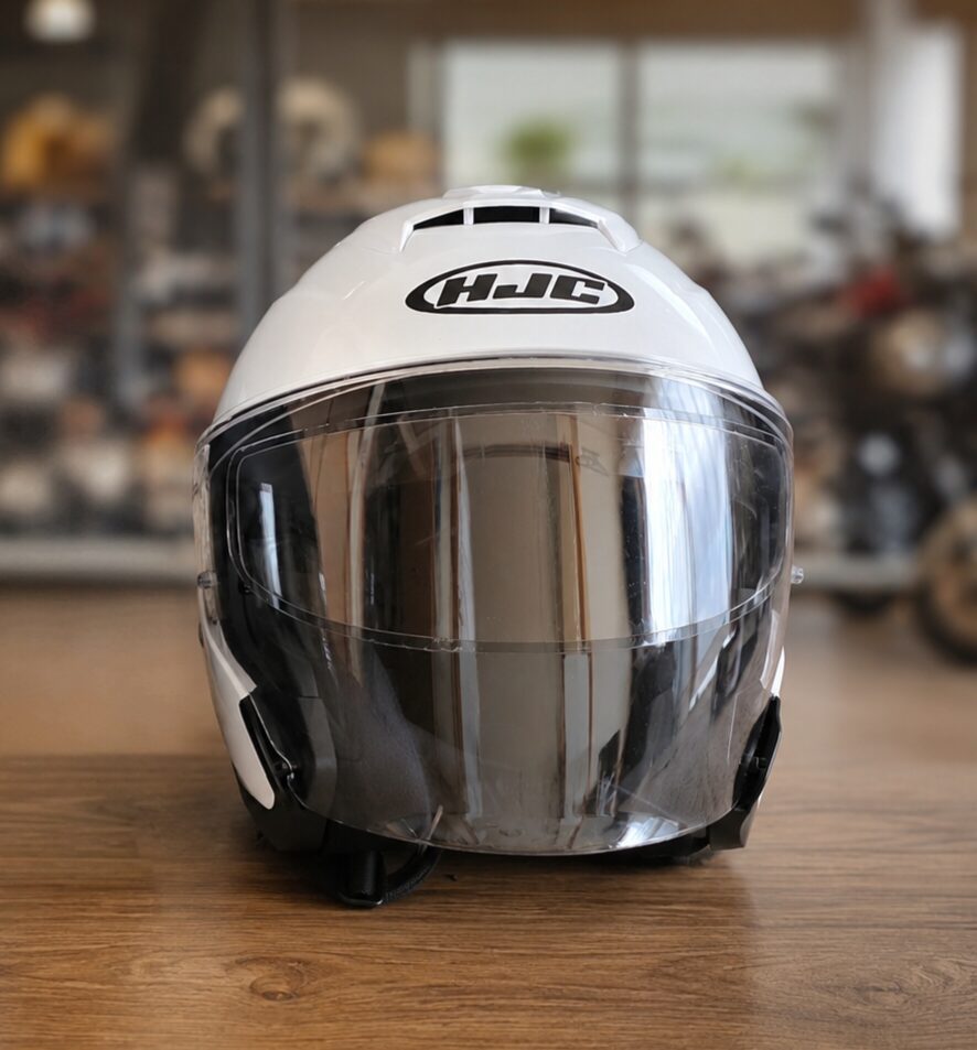 HJC i31 パールホワイトの正面写真