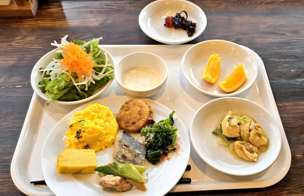 山梨県韮崎市ホテルララプラスの朝食。バイキング形式で、バイキング皿におかずが沢山盛られている様子。