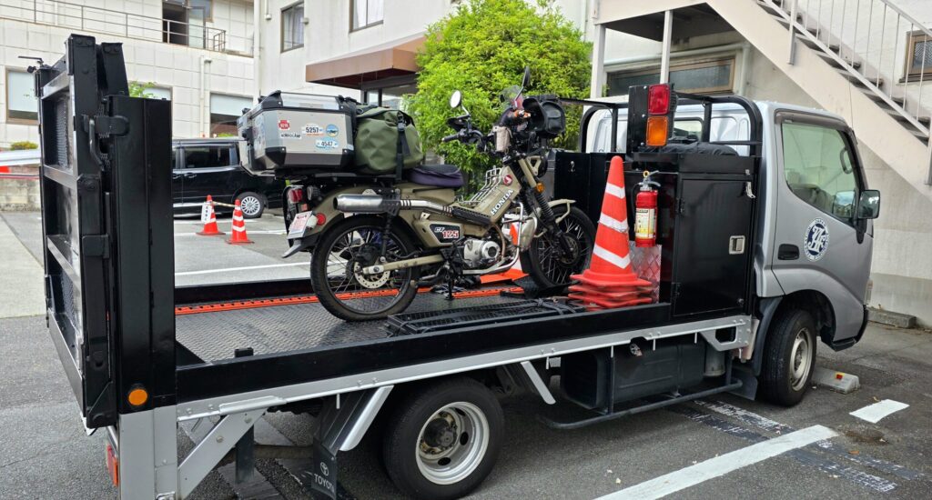 山梨県韮崎市ホテルララプラスの駐車場でJAFの車に乗せられているハンターカブ