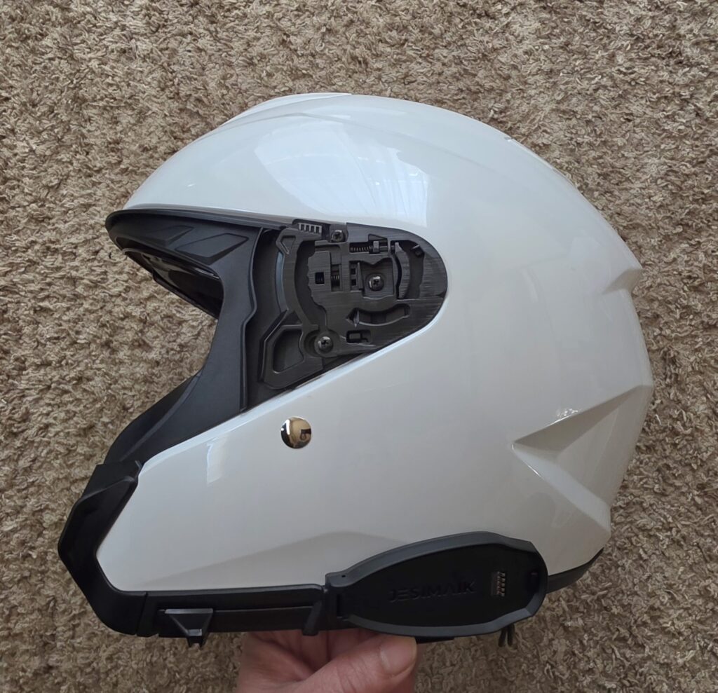 ヘルメットにJESIMAIK H6の磁気マウントをヘルメットに取り付けた様子