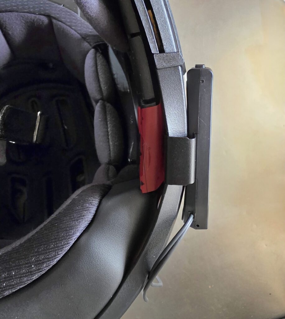 JESIMAIK H6の磁気マウントをクリップでヘルメットに取り付けた様子