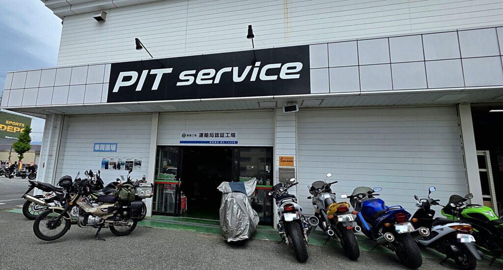 山梨県甲府二輪館のPIT前で修理が終わったハンターカブが止められている様子