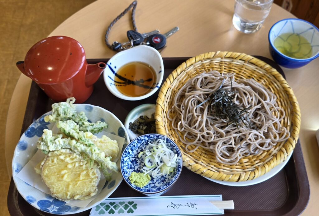 長野県道の駅北信州やまのうちの天ぷらそばセット